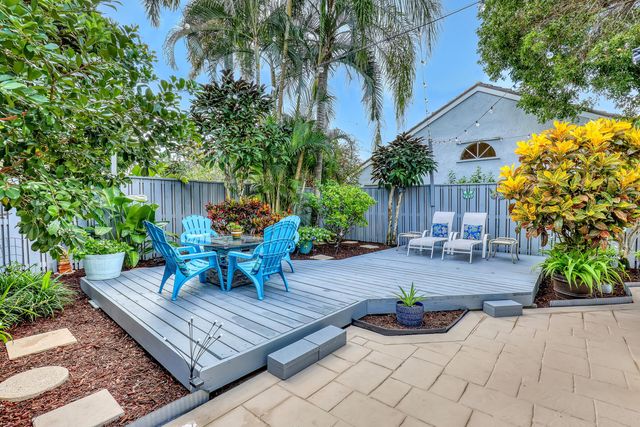 24 Admirals Court, Palm Beach Gardens, FL 33418