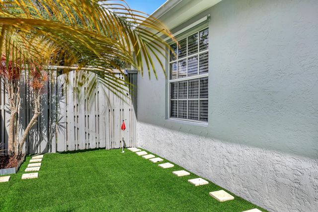 24 Admirals Court, Palm Beach Gardens, FL 33418