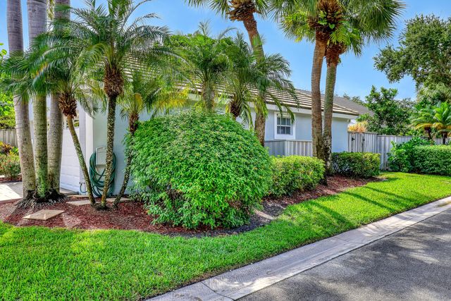 24 Admirals Court, Palm Beach Gardens, FL 33418