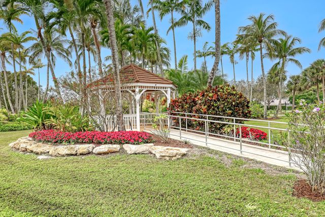 24 Admirals Court, Palm Beach Gardens, FL 33418