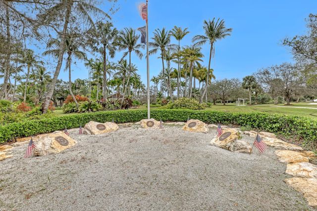 24 Admirals Court, Palm Beach Gardens, FL 33418