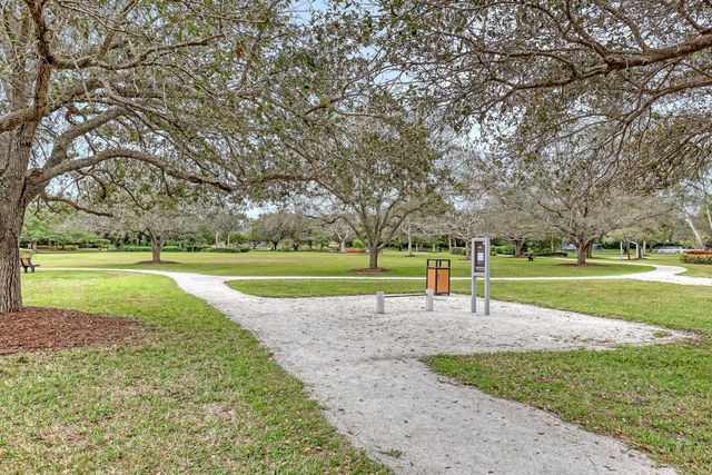 24 Admirals Court, Palm Beach Gardens, FL 33418
