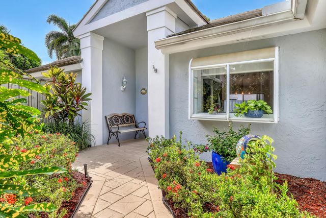 24 Admirals Court, Palm Beach Gardens, FL 33418