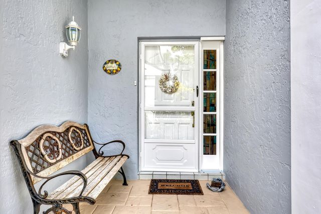 24 Admirals Court, Palm Beach Gardens, FL 33418