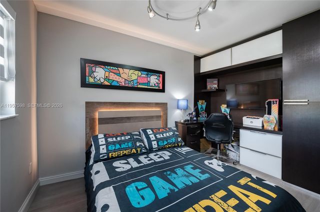 15863 SW 71st St, Miami, FL 33193