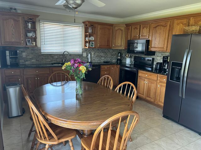 15972 Petros Drive, Rockwood, MI 48173