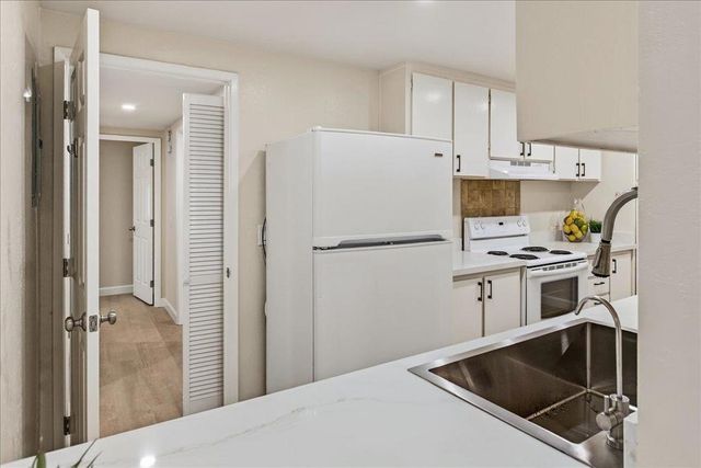 20812 4th Street 6, Saratoga, CA 95070