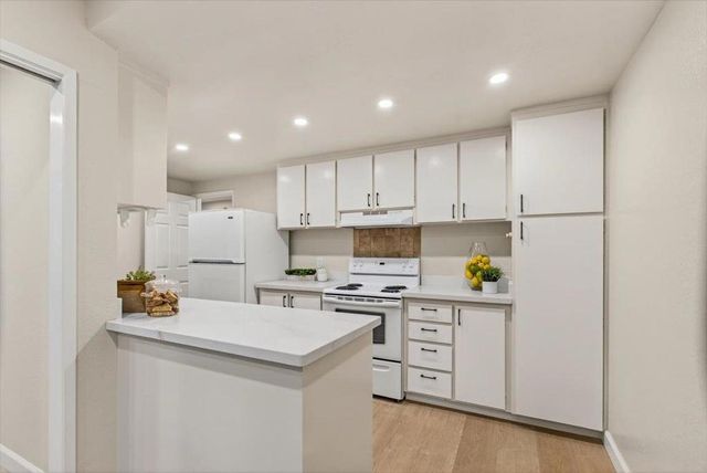 20812 4th Street 6, Saratoga, CA 95070