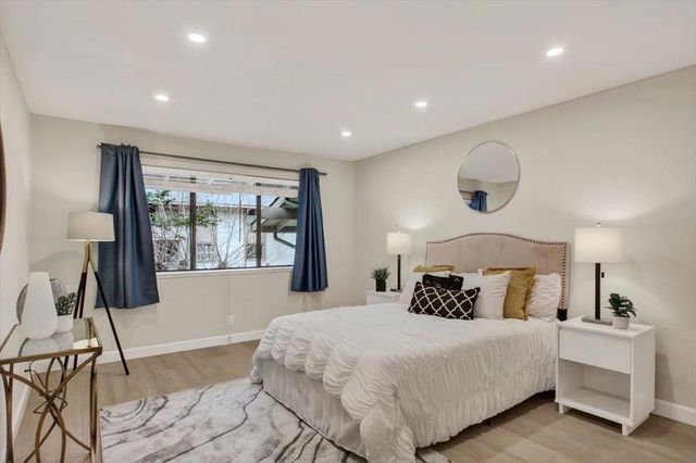 20812 4th Street 6, Saratoga, CA 95070