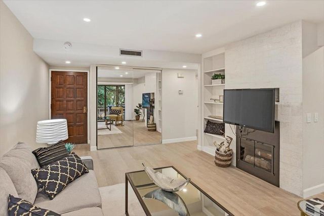 20812 4th Street 6, Saratoga, CA 95070