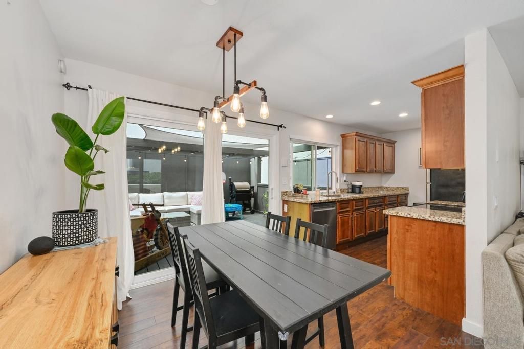 Image 11 of property listing at 1242 River Glen Row 40, San Diego, CA 92111