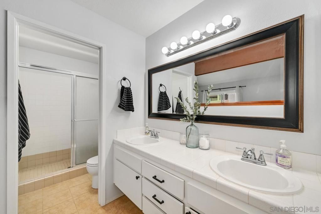 Image 16 of property listing at 1242 River Glen Row 40, San Diego, CA 92111