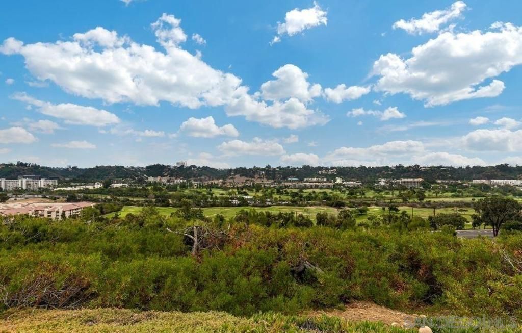 Image 31 of property listing at 1242 River Glen Row 40, San Diego, CA 92111