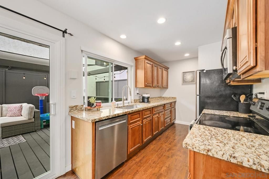 Image 7 of property listing at 1242 River Glen Row 40, San Diego, CA 92111