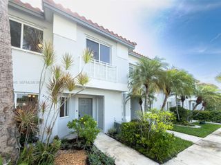 20811 NW 3rd Ln, Pembroke Pines, FL 33029