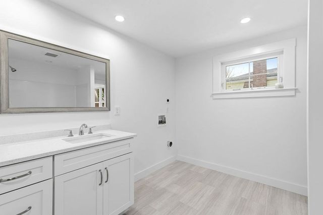 146A W Division St, Braintree, MA 02184