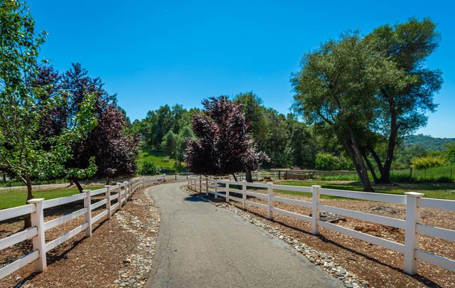 1725 Lone Pine Rd, Shingle Springs, CA 95682