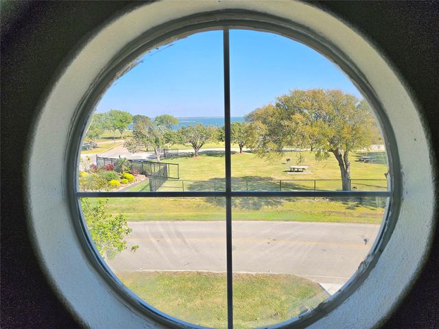 532 Bayshore Drive, La Porte, TX 77571