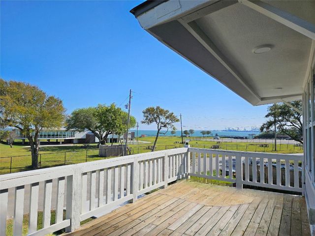 532 Bayshore Drive, La Porte, TX 77571