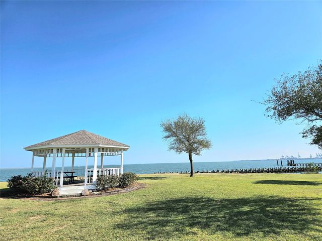 532 Bayshore Drive, La Porte, TX 77571