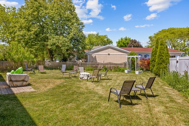 652 Cherry Valley Road, Vernon Hills, IL 60061