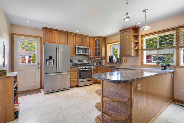 652 Cherry Valley Road, Vernon Hills, IL 60061