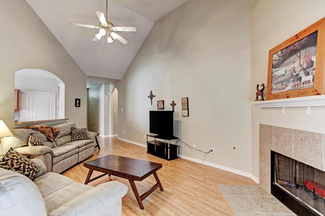 9211 Hidden Lake E, Magnolia, TX 77354