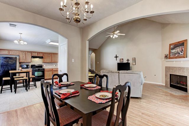 9211 Hidden Lake E, Magnolia, TX 77354