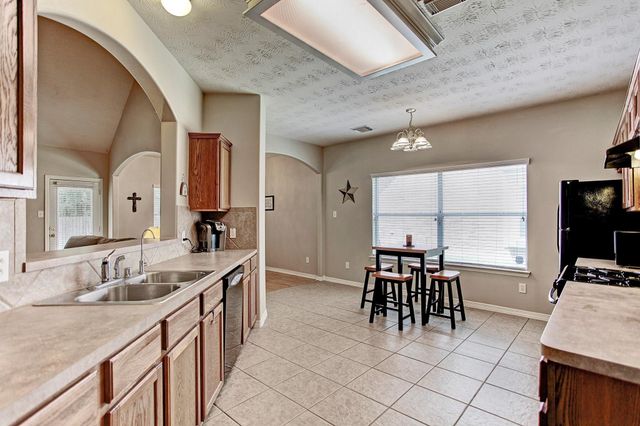 9211 Hidden Lake E, Magnolia, TX 77354