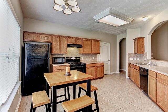 9211 Hidden Lake E, Magnolia, TX 77354