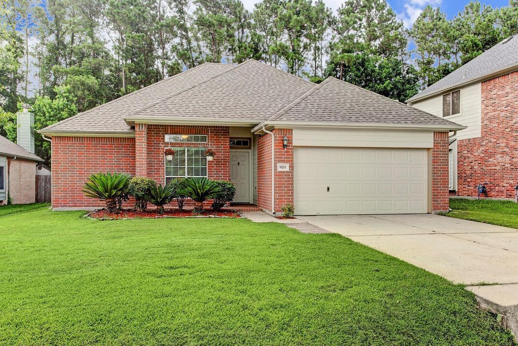 9211 Hidden Lake E, Magnolia, TX 77354