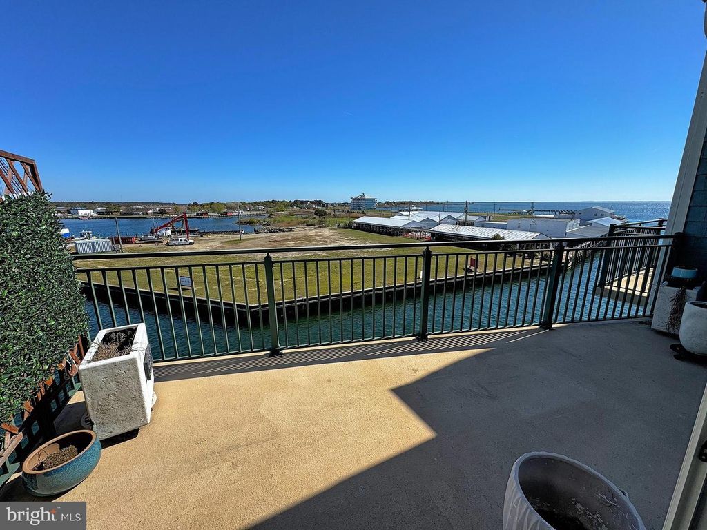 Image 14 of property listing at 1 DOCK ST #304, Crisfield, MD 21817