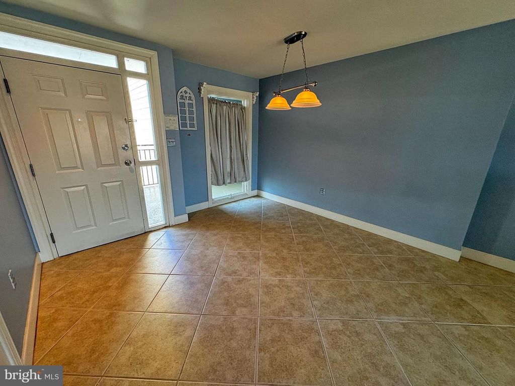 Image 4 of property listing at 1 DOCK ST #304, Crisfield, MD 21817