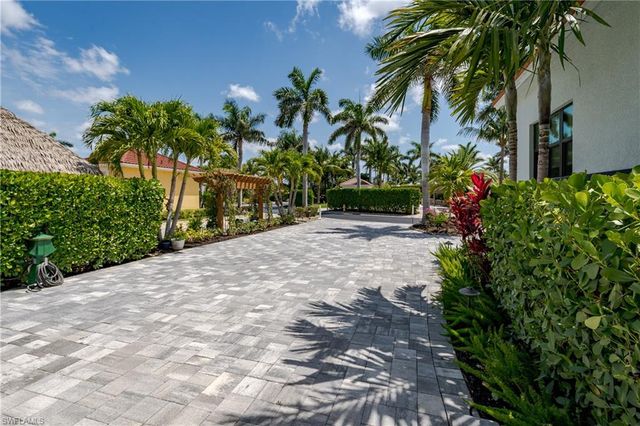 13617 Snapper LN, Naples, FL 34114