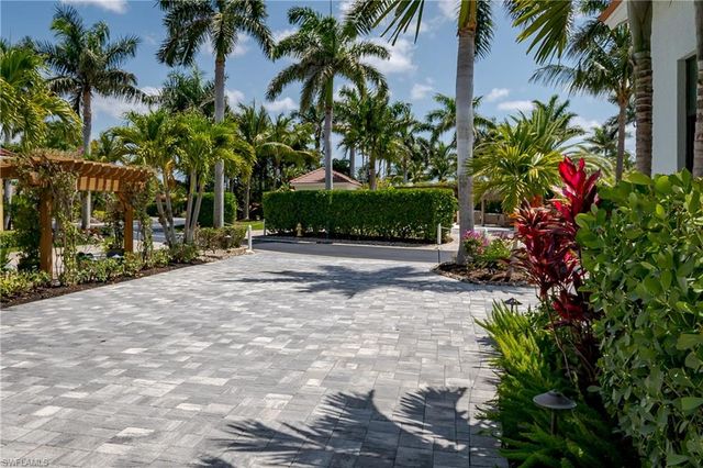 13617 Snapper LN, Naples, FL 34114