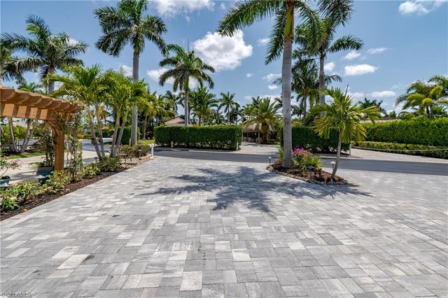 13617 Snapper LN, Naples, FL 34114