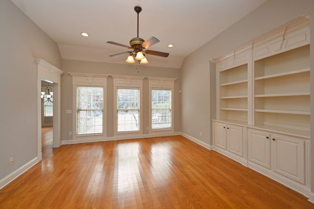 1056 Island Brook Dr, Hendersonville, TN 37075