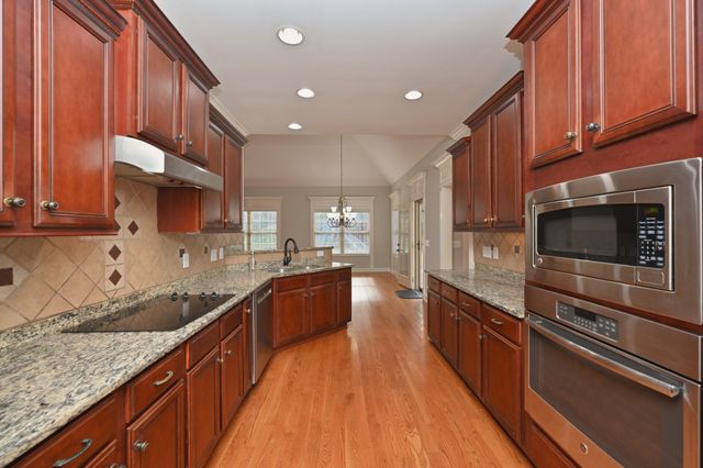 1056 Island Brook Dr, Hendersonville, TN 37075