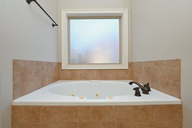 1056 Island Brook Dr, Hendersonville, TN 37075