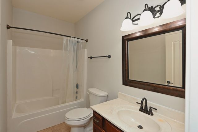 1056 Island Brook Dr, Hendersonville, TN 37075