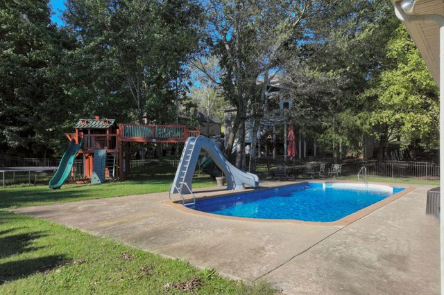 1056 Island Brook Dr, Hendersonville, TN 37075