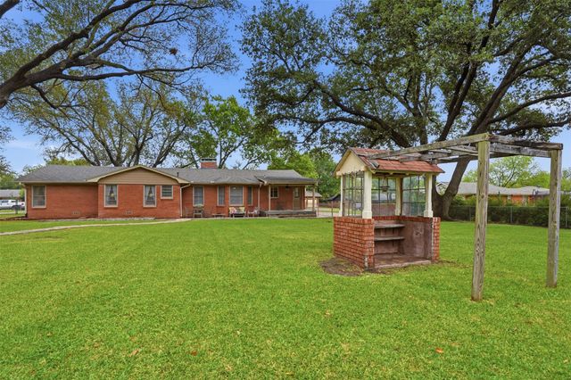 1216 Hilltop Drive, Cleburne, TX 76033