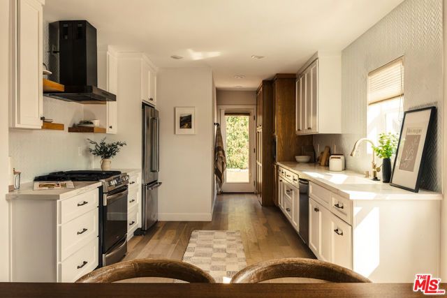 7122 Glasgow Avenue, Los Angeles, CA 90045