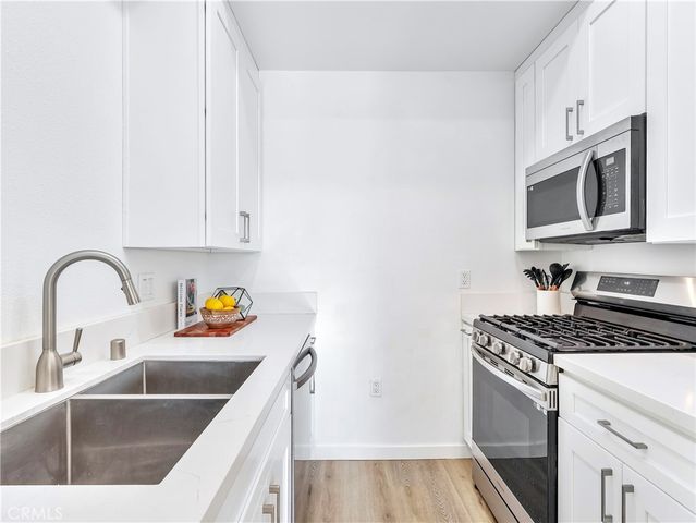 7320 Balboa Boulevard, Lake Balboa, CA 91406