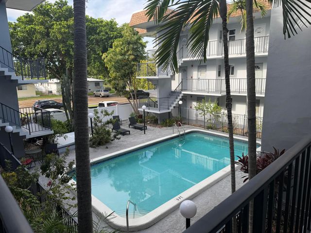 714 NE 10th Street 205, Hallandale Beach, FL 33009
