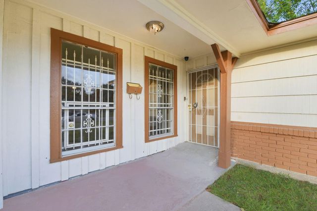 535 Edgebrook Drive, Houston, TX 77034
