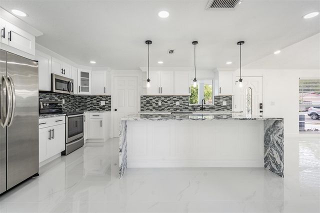 8702 FRIENDSHIP COURT, Tampa, FL 33634