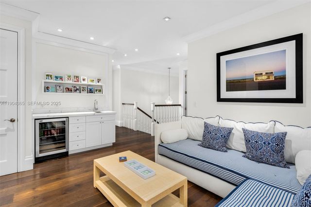 2500 Regatta Ave, Miami Beach, FL 33140