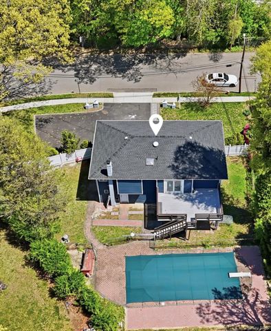 18 Park Drive E, Syosset, NY 11791