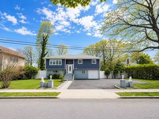 18 Park Drive E, Syosset, NY 11791